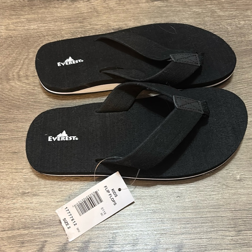NWT Everest black flip flops size 2